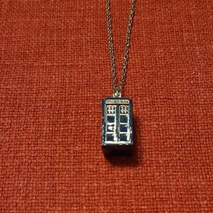 VINTAGE DR WHO BLUE TARDIS NECKLACE POLICE BOX BLUE GEM ON TOP